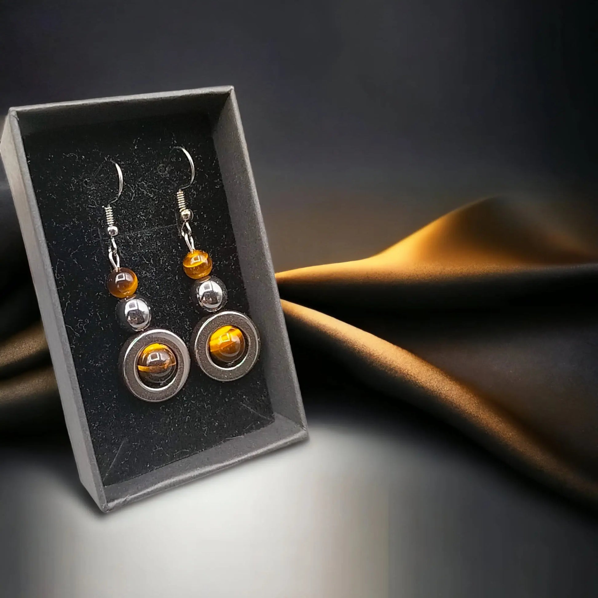 Boucles d’Oreilles Œil de Tigre & Hématite – Force & Protection | Pierres Naturelles Fait Main Lithostone Creations