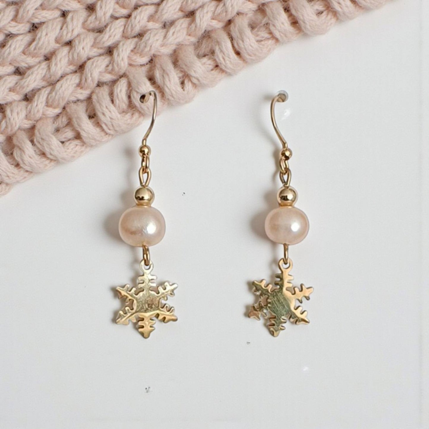 Boucles d’oreilles Perle de culture & Étoile dorée – Élégance & Douceur