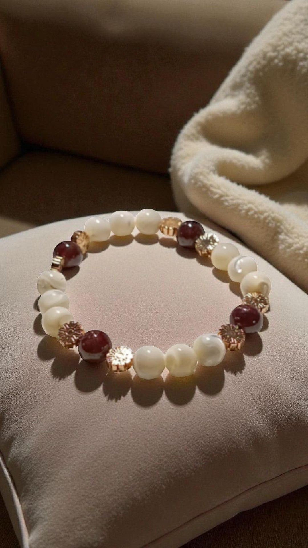 Bracelet en Nacre & Grenat – Douceur & Vitalité