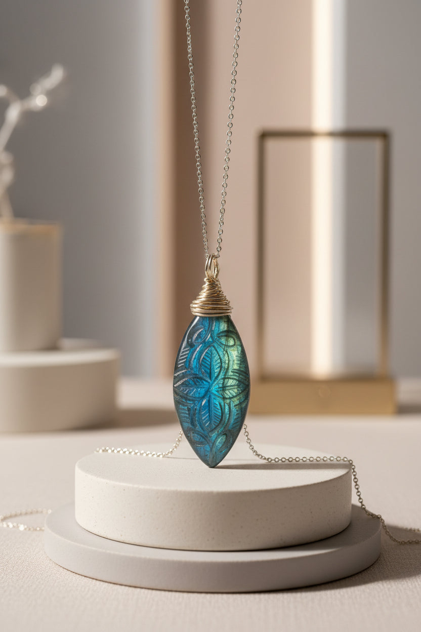 Collier en Labradorite Naturelle Sculptée – Pièce Unique