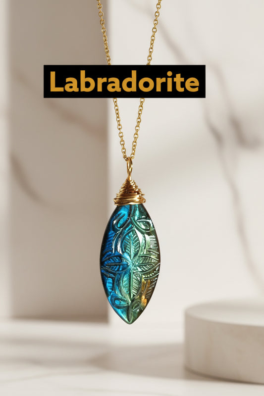 Collier en Labradorite Naturelle Sculptée – Pièce Unique
